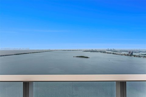 Снять в аренду кондоминиум в Майами, Флорида 3 спальни, 143.26м2, № 1939240 - фото 1