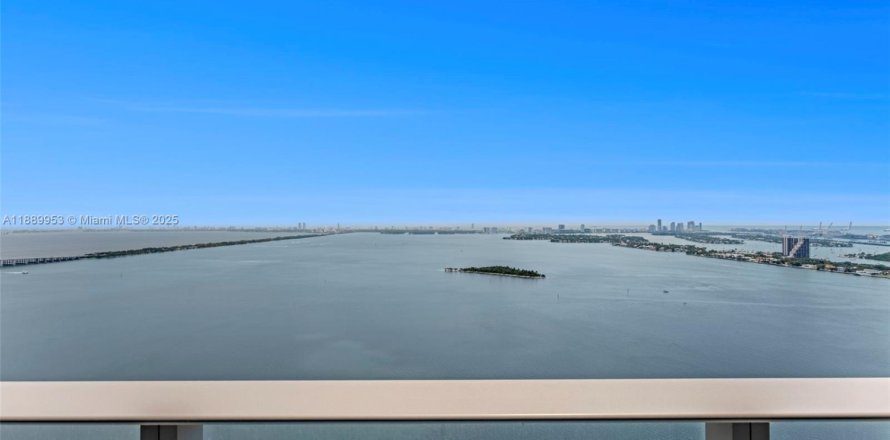 Кондоминиум с 3 спальнями в Майами, Флорида № 1939240