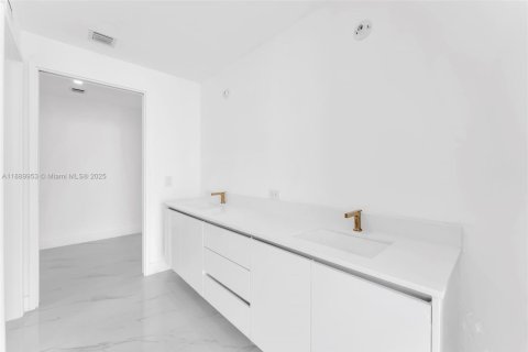 Снять в аренду кондоминиум в Майами, Флорида 3 спальни, 143.26м2, № 1939240 - фото 15