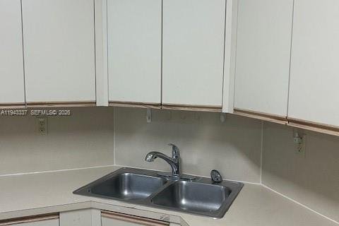 Condo in Surfside, Florida, 2 bedrooms № 1999578 - photo 11