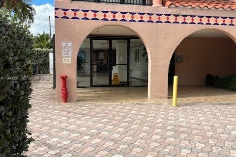 Condo in Surfside, Florida, 2 bedrooms № 1999578 - photo 2