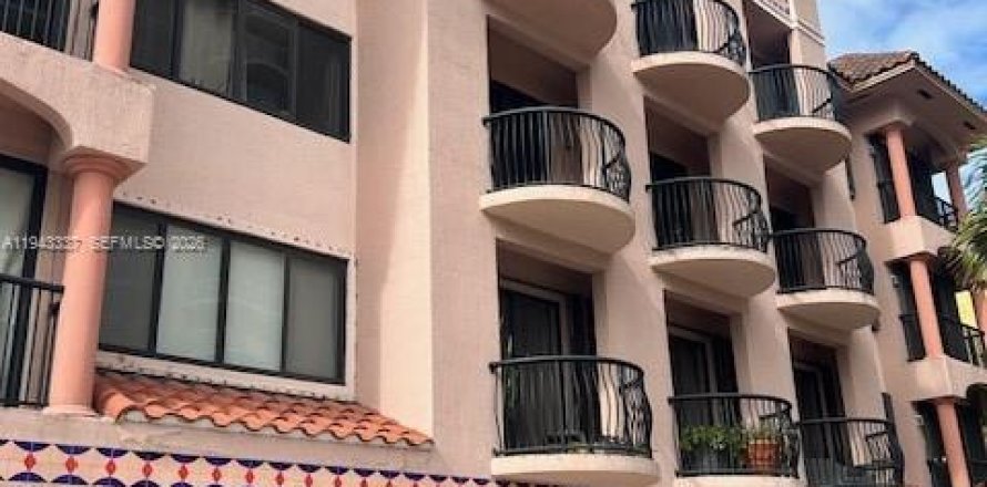 Condo in Surfside, Florida, 2 bedrooms № 1999578