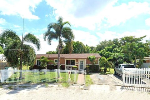 House in Miami Gardens, Florida 3 bedrooms, 102.56 sq.m. № 1954246 - photo 1