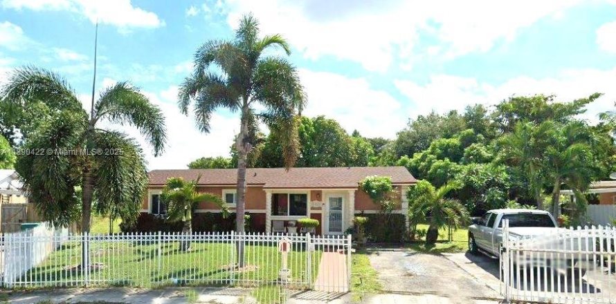 House in Miami Gardens, Florida 3 bedrooms, 102.56 sq.m. № 1954246