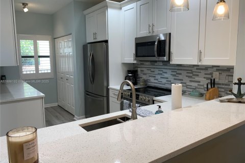 Condo in Stuart, Florida, 2 bedrooms  № 1946015 - photo 9