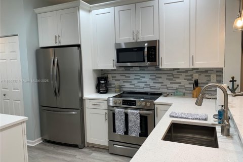 Condo in Stuart, Florida, 2 bedrooms  № 1946015 - photo 13
