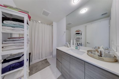 Condominio en venta en Miami, Florida, 2 dormitorios, 85.56 m2 № 2077224 - foto 16