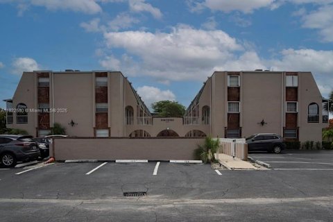 Condo in Deerfield Beach, Florida, 1 bedroom  № 1792540 - photo 1