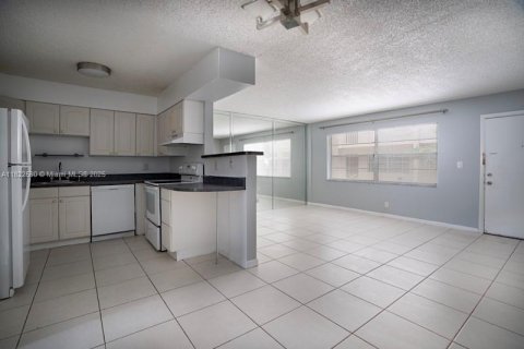 Condo in Deerfield Beach, Florida, 1 bedroom  № 1792540 - photo 10