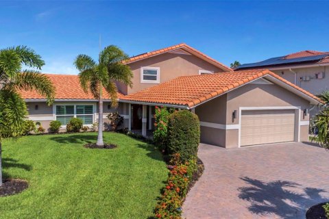 House in New Port Richey, Florida 4 bedrooms, 288.74 sq.m. № 1767444 - photo 1