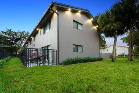 Townhouse in Coral Springs, Florida 3 bedrooms, 153.29 sq.m. № 2040501 - photo 15
