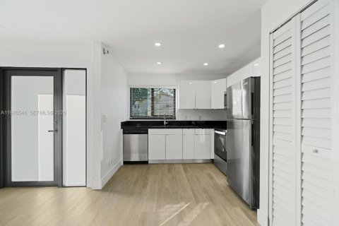 Townhouse in Coral Springs, Florida 3 bedrooms, 153.29 sq.m. № 2040501 - photo 2