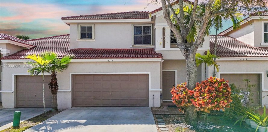 Townhouse in Pembroke Pines, Florida 3 bedrooms, 155.33 sq.m. № 2091198