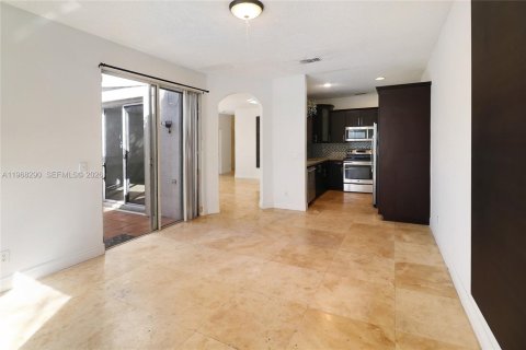 Townhouse in Pembroke Pines, Florida 3 bedrooms, 155.33 sq.m. № 2091198 - photo 11