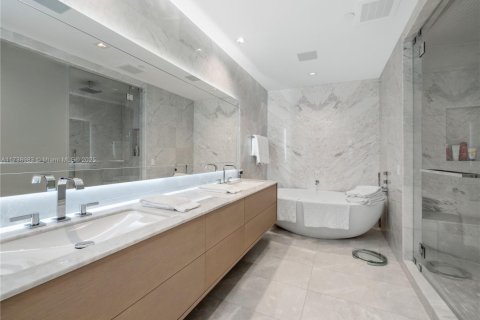 Condo in Sunny Isles Beach, Florida, 4 bedrooms № 1994024 - photo 13