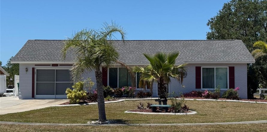 House in Port Charlotte, Florida 2 bedrooms, 85.28 sq.m. № 1743046
