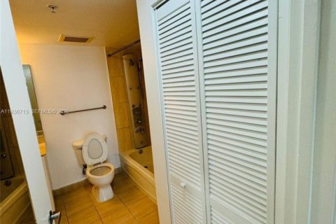 Condo in Miami, Florida, 1 bedroom  № 1994735 - photo 14