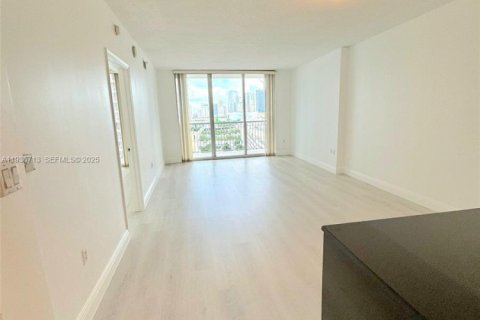 Condo in Miami, Florida, 1 bedroom  № 1994735 - photo 10