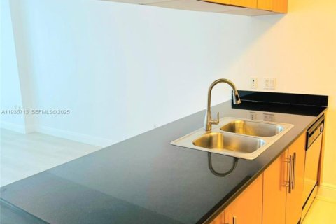 Condo in Miami, Florida, 1 bedroom  № 1994735 - photo 5