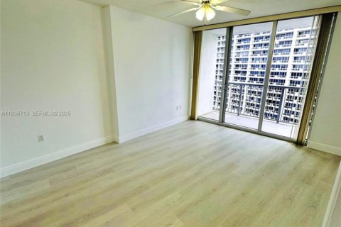 Condo in Miami, Florida, 1 bedroom  № 1994735 - photo 6