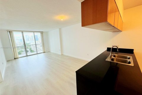 Condo in Miami, Florida, 1 bedroom  № 1994735 - photo 9