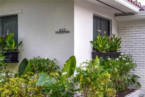 House in Coral Gables, Florida 3 bedrooms, 138.98 sq.m. № 1819702 - photo 3