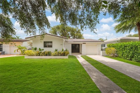 House in Coral Gables, Florida 3 bedrooms, 138.98 sq.m. № 1819702 - photo 1