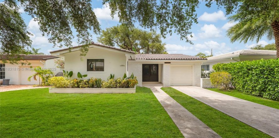 House in Coral Gables, Florida 3 bedrooms, 138.98 sq.m. № 1819702