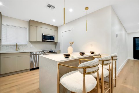 House in Coral Gables, Florida 3 bedrooms, 138.98 sq.m. № 1819702 - photo 12
