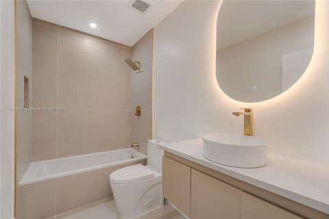 House in Coral Gables, Florida 3 bedrooms, 138.98 sq.m. № 1819702 - photo 29
