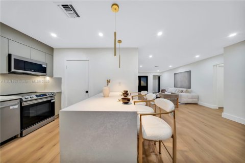 House in Coral Gables, Florida 3 bedrooms, 138.98 sq.m. № 1819702 - photo 15