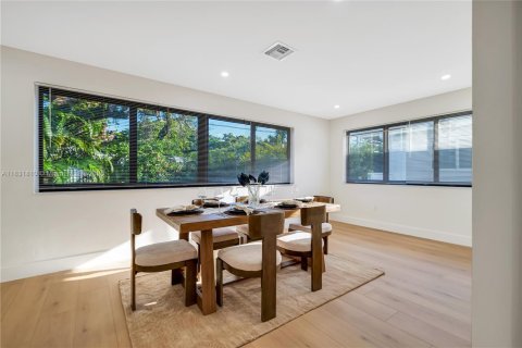 House in Coral Gables, Florida 3 bedrooms, 138.98 sq.m. № 1819702 - photo 8