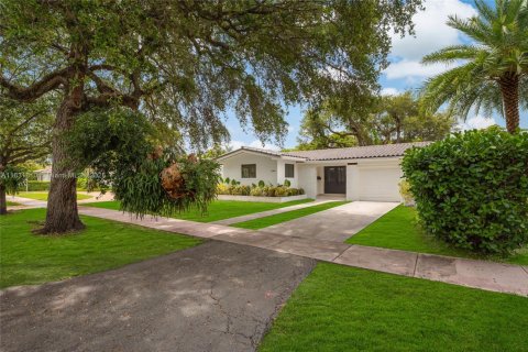 House in Coral Gables, Florida 3 bedrooms, 138.98 sq.m. № 1819702 - photo 4