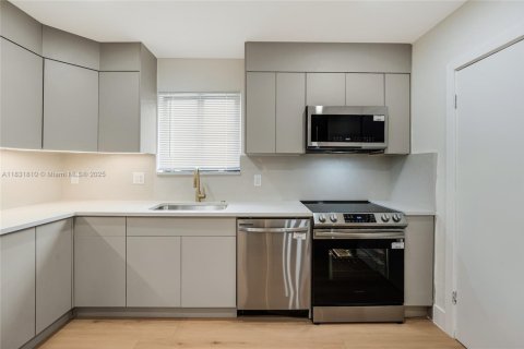 House in Coral Gables, Florida 3 bedrooms, 138.98 sq.m. № 1819702 - photo 18