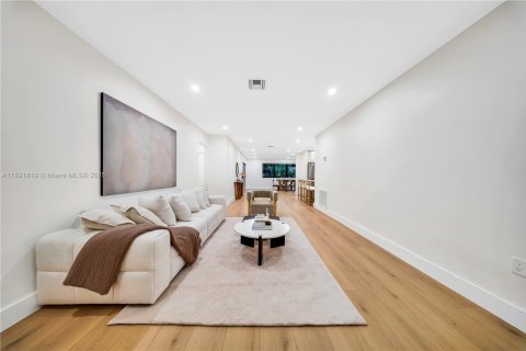 House in Coral Gables, Florida 3 bedrooms, 138.98 sq.m. № 1819702 - photo 5