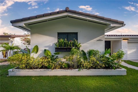 House in Coral Gables, Florida 3 bedrooms, 138.98 sq.m. № 1819702 - photo 2