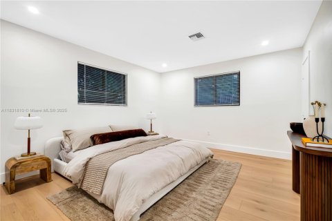 House in Coral Gables, Florida 3 bedrooms, 138.98 sq.m. № 1819702 - photo 19