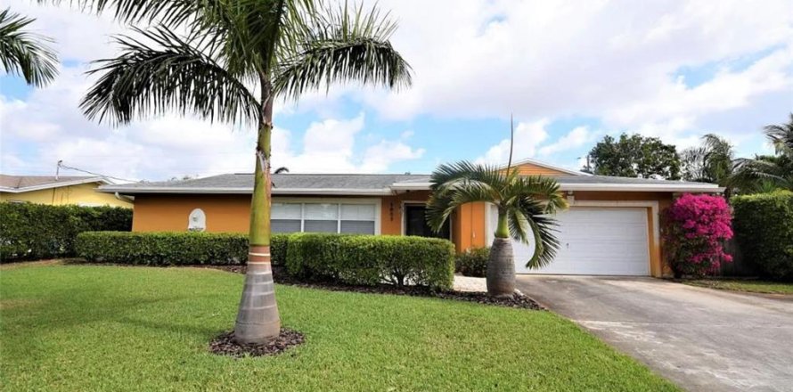 House in Boynton Beach, Florida 4 bedrooms, 179.3 sq.m. № 2100466
