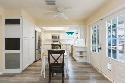 House in Tampa, Florida 5 bedrooms, 176.89 sq.m. № 1911790 - photo 12
