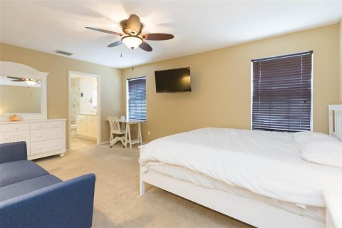 House in Tampa, Florida 5 bedrooms, 176.89 sq.m. № 1911790 - photo 27