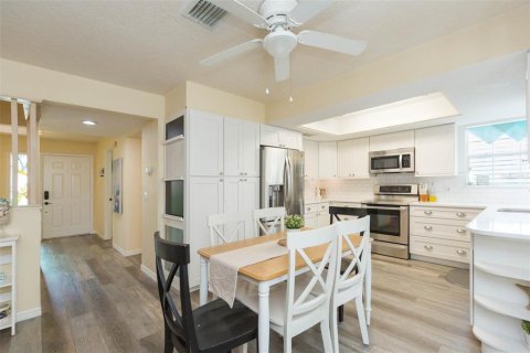 House in Tampa, Florida 5 bedrooms, 176.89 sq.m. № 1911790 - photo 13