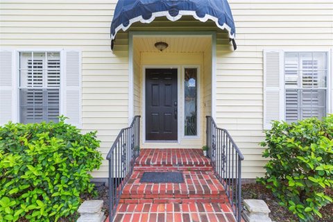 House in Tampa, Florida 5 bedrooms, 176.89 sq.m. № 1911790 - photo 3