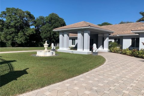 Casa en venta en Miami, Florida, 6 dormitorios, 350.24 m2 № 211909 - foto 2