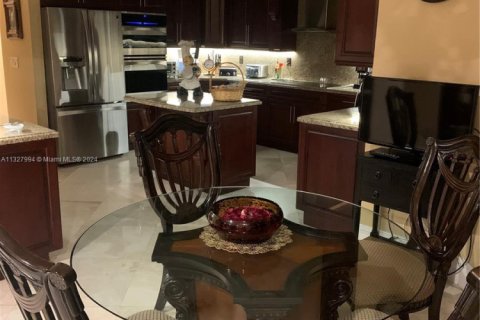 Casa en venta en Miami, Florida, 6 dormitorios, 350.24 m2 № 211909 - foto 28