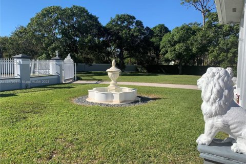 Casa en venta en Miami, Florida, 6 dormitorios, 350.24 m2 № 211909 - foto 1