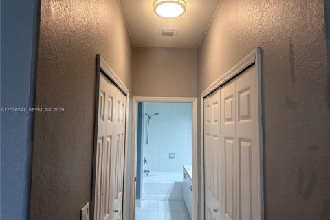 Copropriété à louer à Miami, Floride: 3 chambres, 124.49 m2 № 2084269 - photo 13