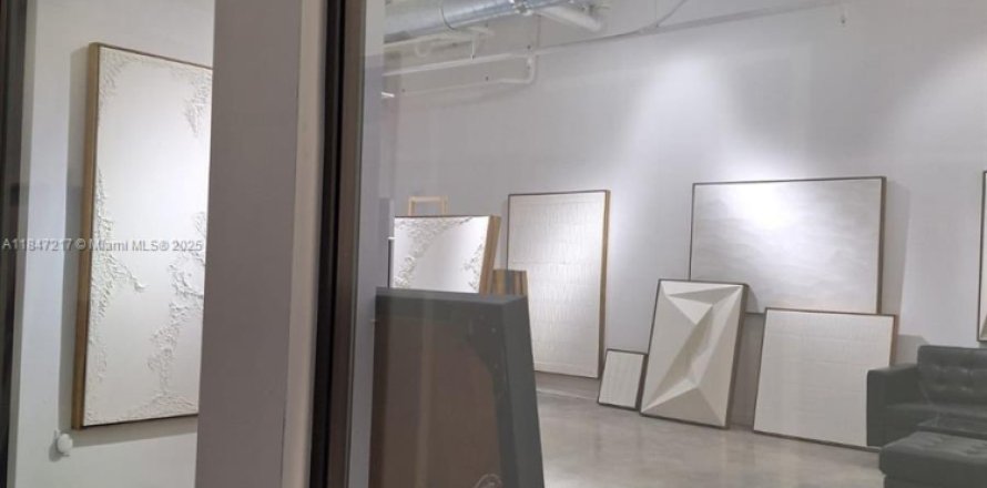 Commercial property in Miami, Florida № 2079452