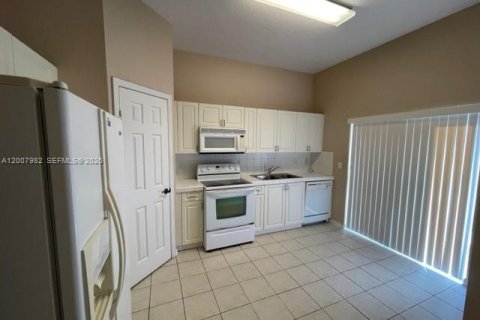 Снять в аренду таунхаус в Хомстед, Флорида 2 спальни, 132.94м2, № 2071838 - фото 4