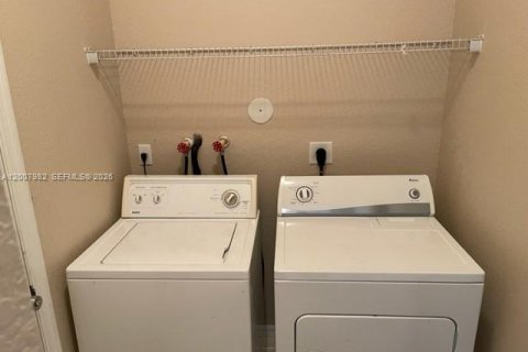 Снять в аренду таунхаус в Хомстед, Флорида 2 спальни, 132.94м2, № 2071838 - фото 8