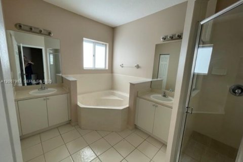 Снять в аренду таунхаус в Хомстед, Флорида 2 спальни, 132.94м2, № 2071838 - фото 6